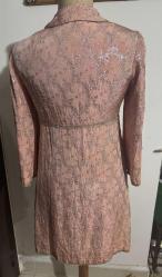 Vintage 1960'lar  Brokar Ceket Elbise - Koleksiyonluk Parça 60’ların sonu, 70’lerin başına ait, gerçek bir dönem parçasıdır. Somon rengi üzerine altın sarısı simli brokar kumaşıyla son derece zarif ve ağır bir duruşu vardır. İmparator (Empire) bel kesimi ve A-form etek. Yaka, bel ve kollarda gold biyeler; dönemine uygun metalik düğmeler.