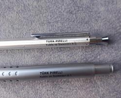 PRELLİ LOGOLU 2 ADET METAL KASA TÜKENMEZ KALEM.  BİRİ KORE ÜRETİM DEĞERİ ALMAN MALI.  KONDİSYON YÜKSEK KOLEKSİYONLUK NADİR .BİRİNİN TÜPÜ DOLU DEĞERİ BİTMİŞ