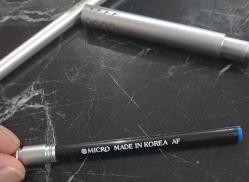 PRELLİ LOGOLU 2 ADET METAL KASA TÜKENMEZ KALEM.  BİRİ KORE ÜRETİM DEĞERİ ALMAN MALI.  KONDİSYON YÜKSEK KOLEKSİYONLUK NADİR .BİRİNİN TÜPÜ DOLU DEĞERİ BİTMİŞ