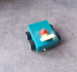 2013 TARİHLİ DEĞİŞİK NADİR TASARIM YARIŞ ARABASI MODELİ.  PLASTİK MALZEMEDEN YAPILMIŞTIR . FOTOĞRAFTA GÖRÜLDÜĞÜ GİBİDİR. SAĞLAMDIR.  KOLEKSİYONLUK ÇOK NADİR