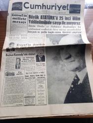 Cumhuriyet Gazetesi - Turkish Newspaper - 10 Kasım 1963 - O'nu anarken yazan Ecvet Güresin Başmakale - büyük Atatürk'ü 25. Ölüm yıldönümünde saygıyla anıyoruz Fotoğrafı - Cemal Gürsel'in millete mesajı - Kruşçef'in Atatürk ile ilgili özel mesajı - Amerikan başkanı Kennedy'nin Atatürk ile ilgili sözleri - İsmet İnönü'nün Atatürk için yazdığı makale - Irak cumhurbaşkanı Abdüsselam Arif'in özel olarak verdiği demeç - Home Nehru Eyüp Han Ve Burgiba'nın Atatürk'ü anma mesajları - izindeyiz yazan İlhan Selçuk - Atatürk devrimlerinin hukuki yönü yazan Hıfzı Veldet Velidedeoğlu - Yunanistan'da Papandreu hükümeti Kral huzurunda yemin etti - ünlü tarihçi Emil Ludwig Atatürk hakkında neler anlattı - Atatürk ve kayınbiraderi yazan Adile Ayda - 25. Yıldönümünde hüzünlü düşünceler yazan Yakup Kadri Karaosmanoğlu - Atatürk gazetemizin kurucusu Yunus Nadi ve hemşiresi Makbule Atadan ile Yalova'da Fotoğrafı - Atatürk'ün milli eğitim üzerindeki düşünceleri ve edebiyat yazan Afet İnan - Galatasaray