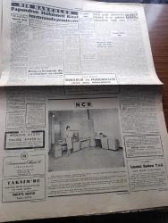 Cumhuriyet Gazetesi - Turkish Newspaper - 10 Kasım 1963 - O'nu anarken yazan Ecvet Güresin Başmakale - büyük Atatürk'ü 25. Ölüm yıldönümünde saygıyla anıyoruz Fotoğrafı - Cemal Gürsel'in millete mesajı - Kruşçef'in Atatürk ile ilgili özel mesajı - Amerikan başkanı Kennedy'nin Atatürk ile ilgili sözleri - İsmet İnönü'nün Atatürk için yazdığı makale - Irak cumhurbaşkanı Abdüsselam Arif'in özel olarak verdiği demeç - Home Nehru Eyüp Han Ve Burgiba'nın Atatürk'ü anma mesajları - izindeyiz yazan İlhan Selçuk - Atatürk devrimlerinin hukuki yönü yazan Hıfzı Veldet Velidedeoğlu - Yunanistan'da Papandreu hükümeti Kral huzurunda yemin etti - ünlü tarihçi Emil Ludwig Atatürk hakkında neler anlattı - Atatürk ve kayınbiraderi yazan Adile Ayda - 25. Yıldönümünde hüzünlü düşünceler yazan Yakup Kadri Karaosmanoğlu - Atatürk gazetemizin kurucusu Yunus Nadi ve hemşiresi Makbule Atadan ile Yalova'da Fotoğrafı - Atatürk'ün milli eğitim üzerindeki düşünceleri ve edebiyat yazan Afet İnan - Galatasaray