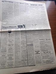 Cumhuriyet Gazetesi - Turkish Newspaper - 10 Kasım 1963 - O'nu anarken yazan Ecvet Güresin Başmakale - büyük Atatürk'ü 25. Ölüm yıldönümünde saygıyla anıyoruz Fotoğrafı - Cemal Gürsel'in millete mesajı - Kruşçef'in Atatürk ile ilgili özel mesajı - Amerikan başkanı Kennedy'nin Atatürk ile ilgili sözleri - İsmet İnönü'nün Atatürk için yazdığı makale - Irak cumhurbaşkanı Abdüsselam Arif'in özel olarak verdiği demeç - Home Nehru Eyüp Han Ve Burgiba'nın Atatürk'ü anma mesajları - izindeyiz yazan İlhan Selçuk - Atatürk devrimlerinin hukuki yönü yazan Hıfzı Veldet Velidedeoğlu - Yunanistan'da Papandreu hükümeti Kral huzurunda yemin etti - ünlü tarihçi Emil Ludwig Atatürk hakkında neler anlattı - Atatürk ve kayınbiraderi yazan Adile Ayda - 25. Yıldönümünde hüzünlü düşünceler yazan Yakup Kadri Karaosmanoğlu - Atatürk gazetemizin kurucusu Yunus Nadi ve hemşiresi Makbule Atadan ile Yalova'da Fotoğrafı - Atatürk'ün milli eğitim üzerindeki düşünceleri ve edebiyat yazan Afet İnan - Galatasaray