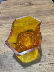 Vintage Amber Rengi Cam Kase / Gondol Retro Amber (Kehribar) Rengi Kristal Kesim Cam Kase Göz alıcı amber (bal rengi) tonlarında, kalın ve ağır camdan üretilmiştir. • Modern ve geometrik kesim formuyla vintage bir tasarıma sahiptir. • Meyvelik, şekerlik veya dekoratif sunum tabağı olarak kullanılabilir. • Kırık veya çatlağı yoktur, kondisyonu mükemmeldir. 22  x 13 cm  yükseklik 11 cm