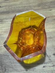 Vintage Amber Rengi Cam Kase / Gondol Retro Amber (Kehribar) Rengi Kristal Kesim Cam Kase Göz alıcı amber (bal rengi) tonlarında, kalın ve ağır camdan üretilmiştir. • Modern ve geometrik kesim formuyla vintage bir tasarıma sahiptir. • Meyvelik, şekerlik veya dekoratif sunum tabağı olarak kullanılabilir. • Kırık veya çatlağı yoktur, kondisyonu mükemmeldir. 22  x 13 cm  yükseklik 11 cm