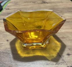Vintage Amber Rengi Cam Kase / Gondol Retro Amber (Kehribar) Rengi Kristal Kesim Cam Kase Göz alıcı amber (bal rengi) tonlarında, kalın ve ağır camdan üretilmiştir. • Modern ve geometrik kesim formuyla vintage bir tasarıma sahiptir. • Meyvelik, şekerlik veya dekoratif sunum tabağı olarak kullanılabilir. • Kırık veya çatlağı yoktur, kondisyonu mükemmeldir. 22  x 13 cm  yükseklik 11 cm