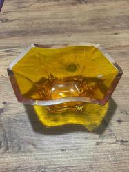 Vintage Amber Rengi Cam Kase / Gondol Retro Amber (Kehribar) Rengi Kristal Kesim Cam Kase Göz alıcı amber (bal rengi) tonlarında, kalın ve ağır camdan üretilmiştir. • Modern ve geometrik kesim formuyla vintage bir tasarıma sahiptir. • Meyvelik, şekerlik veya dekoratif sunum tabağı olarak kullanılabilir. • Kırık veya çatlağı yoktur, kondisyonu mükemmeldir. 22  x 13 cm  yükseklik 11 cm