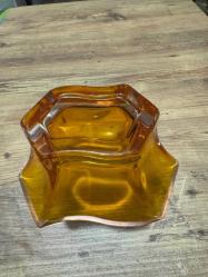 Vintage Amber Rengi Cam Kase / Gondol Retro Amber (Kehribar) Rengi Kristal Kesim Cam Kase Göz alıcı amber (bal rengi) tonlarında, kalın ve ağır camdan üretilmiştir. • Modern ve geometrik kesim formuyla vintage bir tasarıma sahiptir. • Meyvelik, şekerlik veya dekoratif sunum tabağı olarak kullanılabilir. • Kırık veya çatlağı yoktur, kondisyonu mükemmeldir. 22  x 13 cm  yükseklik 11 cm