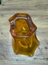 Vintage Amber Rengi Cam Kase / Gondol Retro Amber (Kehribar) Rengi Kristal Kesim Cam Kase Göz alıcı amber (bal rengi) tonlarında, kalın ve ağır camdan üretilmiştir. • Modern ve geometrik kesim formuyla vintage bir tasarıma sahiptir. • Meyvelik, şekerlik veya dekoratif sunum tabağı olarak kullanılabilir. • Kırık veya çatlağı yoktur, kondisyonu mükemmeldir. 22  x 13 cm  yükseklik 11 cm