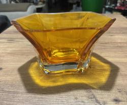 Vintage Amber Rengi Cam Kase / Gondol Retro Amber (Kehribar) Rengi Kristal Kesim Cam Kase Göz alıcı amber (bal rengi) tonlarında, kalın ve ağır camdan üretilmiştir. • Modern ve geometrik kesim formuyla vintage bir tasarıma sahiptir. • Meyvelik, şekerlik veya dekoratif sunum tabağı olarak kullanılabilir. • Kırık veya çatlağı yoktur, kondisyonu mükemmeldir. 22  x 13 cm  yükseklik 11 cm