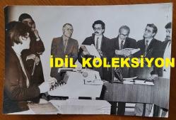 TÜRKİYE DEVRİMCİ İŞÇİ SENDİKALARI KONFEDERASYONU (DİSK) ESKİ GENEL BAŞKANLARINDAN SENDİKACI ABDULLAH BAŞTÜRK'ÜN ORİJİNAL FOTOĞRAFI - 18 x 12 cm EBADINDA - ABDULLAH BAŞTÜRK, BAKIRKÖY CUMHYRİYET SAVCILIĞI'NIN DİSK'İN KAPATILMASI YOLUNDA AÇTIĞI DAVAYA BAKIRKÖY İŞ MAHKEMESİ'NDE YENİDEN BAKILIRKEN AVUKATLARINDAN İÇİŞLERİ ESKİ BAKANI HASAN FEHMİ GÜNEŞ'LE BİRLİKTEYKEN ÇEKİLMİŞ BİR KARE. 22 NİSAN 1981