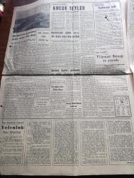 Yeni İstanbul Gazetesi - Turkish Newspaper - 28 Kasım 1955 - soysuzlaşma yazan Habib Edip Törehan Başmakale - Amerikan Sovyet iktisadi rekabeti arttı - Rus tehdidi ve Tahran - Rus liderleri Nikita Kruşçef Ve Mareşal Bulganin yeni delhide Mahatma Gandhi'nin küllerinin bulunduğu Samadiyi ziyaretten önce ayakkabıları çıkarttılar Fotoğrafı - Başvekil Adnan Menderes tarafından kabul edilen Rum Ortodoks kilisesi ileri gelenleri Park otel'den çıkarlarken Fotoğrafı - Adnan Menderes otomobille Dün Ankara'ya döndü - elektrikli tren seferleri yine başlayamıyor - küçük yaşımdan beri çocuk felcine müptela olan 14 yaşındaki İtalyan ressam Bruno Carati Fotoğrafı - yeni İstanbul'un hikayesi yolculuk yazan Mehmet Davaz Yazı Dizisi - pazartesi konuşmaları yazan Halide Edip Adıvar - Filarmoni Derneği On Yaşında - 1954 dünya güzeli Jacqueline Beer evlendi - Kunuri Savaşı'nın 5. Yıldönümü - deliorman yazan General Hamdi Gürsoy Yazı Dizisi - Anadolu abideleri yazan Aziz Ogan -  Beşiktaş Vefa berabere kaldı