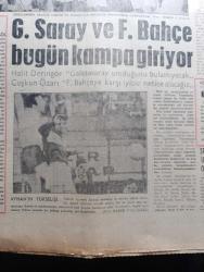 Haber Gazetesi - Turkish Newspaper - 21 Mayıs 1964 - kraliçe Elizabeth yerine kim geçecek Fotoğrafı - Ladig Chinchilla İstanbul'da Fotoğraf - Kemal Satır Ayasofya müzesi kalsın dedi - Bülent Ecevit et boykotunu destekliyor - altın madalya ile futbolcu Lefter Küçükandonyadis dakikalarca alkışlandı Fotoğrafı - Ermeniler Kıbrıs'ı terk'e başladı - Şimdi Ermenilere saldıran Makarios siperde Fotoğrafı - Arçelik 7 bin liraya aile otosu satacak - şehir tiyatrosunda ikilik baş gösterdi gençlerle yaşlılar arası gergin - 45 bin tekel işçisi sözleşme imzaladı - Nurten Demir diğer yıldızların aksine kültürlü bir genç kızdır Fotoğrafı - Koçero yazan Nasri Oktay Yazı Dizisi - Boyalı şapka yazan Agatha Christie Yazı Dizisi - İstanbul Ankara Radyosu Programı - ümitler İngiltere'yi 3-0 yendi fotoğraf - Galatasaray ve Fenerbahçe bugün kampa giriyor - Spor toto'da uzatılma olacak - Maçın Tenkidi Oktay Söl - Çin'de Pterodaktil fosilleri bulundu - Hz Muhammed S.A.V düşmanları yazan Miri Yazı Dizisi