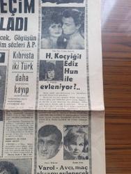 Haber Gazetesi - Turkish Newspaper - 23 Mayıs 1964 - seçim düellosu başladı - Turhan Feyzioğlu'nun Adalet Partililerin başına bela gelecek demesi tehdit olarak algılandı - Hülya Koçyiğit Ediz Hun ile evleniyor Fotoğrafı - Türkan Şoray fotoğraf - kaleci Varol Ürkmez Suzan Avcı ile maç akşamı evlenecek Fotoğrafı - telefon talepleri karşılanıyor - İstanbul belediye reisi Haşim İşcan'la meclisin arası gerginleşti Fotoğrafı - Ertuğrul Adalı - Ete boykot destekleniyor - Aynur Yetkin İkinci bir Fatma Girik olması için filmcilerin eline geçmesi lazım Fotoğrafı - Tophanede bir Hamlet yazan Bedrettin Nihat Yazı Dizisi - Elke Sommer hayatımı sırrı ruhumun esrarı bana aittir dedi Fotoğrafı - Boyalı şapka yazan Agatha Christie Yazı Dizisi - Atatürk ve Kazım Karabekir derleyen N. Deliorman Yazı Dizisi - İstanbul sinema rehberi - şampiyon yarın belli olacak - Yarın Fenerbahçe ile prestij maçı yapacak olan Galatasaraylılar kampta görülüyor fotoğraf - Demirsporlu Fikri Elmanın kaburga kemikleri kırıldı