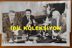 TÜRKİYE CUMHURİYETİ ESKİ BAŞBAKANLARINDAN BÜLENT ECEVİT ve TÜRKİYE DEVRİMCİ İŞÇİ SENDİKALARI KONFEDERASYONU (DİSK) ESKİ GENEL BAŞKANLARINDAN SENDİKACI ABDULLAH BAŞTÜRK'ÜN ORİJİNAL FOTOĞRAFI - 18 x 12 cm EBADINDA - ABDULLAH BAŞTÜRK, DİSK GENEL MERKEZİNDE BAŞBAKAN BÜLENT ECEVİT'LE YAPTIĞI TOPLANTI SIRASINDA BAŞBAKANI DİNLERKEN ÇEKİLMİŞ BİR KARE. 9 HAZİRAN 1978