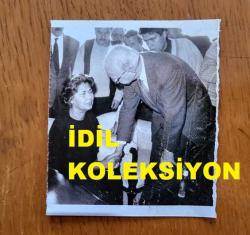 TÜRKİYE DEVRİMCİ İŞÇİ SENDİKALARI KONFEDERASYONU (DİSK) ESKİ GENEL BAŞKANLARINDAN SENDİKACI ABDULLAH BAŞTÜRK'ÜN CENAZE GÜNÜNÜN ORİJİNAL FOTOĞRAFI - 9 x 7 cm EBADINDA - ERDAL İNÖNÜ, ABDULLAH BAŞTÜRK'ÜN EŞİ AYTEN BAŞTÜRK'E TAZİYE SUNARKEN ÇEKİLMİŞ BİR KARE. 22 ARALIK 1991