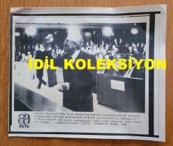 TÜRKİYE DEVRİMCİ İŞÇİ SENDİKALARI KONFEDERASYONU (DİSK) ESKİ GENEL BAŞKANLARINDAN SENDİKACI ABDULLAH BAŞTÜRK'ÜN AJANS BASIN FOTOĞRAFI (KAĞIT BASKI) - 21 x 19 cm EBADINDA - ABDULLAH BAŞTÜRK, TBMM GENEL KURUL TOPLANTISINDA SHP MİLLETVEKİLİ OLARAK KONUŞMA YAPARKEN ÇEKİLMİŞ BİR KARE. 1988