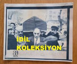 TÜRKİYE DEVRİMCİ İŞÇİ SENDİKALARI KONFEDERASYONU (DİSK) ESKİ GENEL BAŞKANLARINDAN SENDİKACI ABDULLAH BAŞTÜRK'ÜN AJANS BASIN FOTOĞRAFI (KAĞIT BASKI) - 21 x 18 cm EBADINDA - ABDULLAH BAŞTÜRK'ÜN CENAZE TÖRENİNDE FEHMİ IŞIKLAR ve DİĞER DOSTLARI TABUTU OMUZLARINDA TAŞIRKEN ÇEKİLMİŞ BİR KARE. 1991-Halil Tunç-