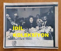 TÜRKİYE DEVRİMCİ İŞÇİ SENDİKALARI KONFEDERASYONU (DİSK) ESKİ GENEL BAŞKANLARINDAN SENDİKACI ABDULLAH BAŞTÜRK'ÜN AJANS BASIN FOTOĞRAFI (KAĞIT BASKI) - 21 x 18 cm EBADINDA - ABDULLAH BAŞTÜRK'ÜN CENAZE TÖRENİNDE EŞİ AYTEN BAŞTÜRK TABUTUN BAŞINDA DURURKEN ÇEKİLMİŞ BİR KARE. 1991