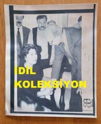 TÜRKİYE DEVRİMCİ İŞÇİ SENDİKALARI KONFEDERASYONU (DİSK) ESKİ GENEL BAŞKANLARINDAN SENDİKACI ABDULLAH BAŞTÜRK'ÜN AJANS BASIN FOTOĞRAFI (KAĞIT BASKI) - 21 x 18 cm EBADINDA - ABDULLAH BAŞTÜRK'ÜN CENAZE TÖRENİNDE EŞİ AYTEN BAŞTÜRK, ERDAL İNÖNÜ'NÜN TAZİYESİNİ KABUL EDERKEN ÇEKİLMİŞ BİR KARE. 1991