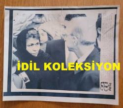 TÜRKİYE DEVRİMCİ İŞÇİ SENDİKALARI KONFEDERASYONU (DİSK) ESKİ GENEL BAŞKANLARINDAN SENDİKACI ABDULLAH BAŞTÜRK'ÜN AJANS BASIN FOTOĞRAFI (KAĞIT BASKI) - 21 x 18 cm EBADINDA - ABDULLAH BAŞTÜRK'ÜN CENAZE TÖRENİNDE EŞİ AYTEN BAŞTÜRK, ERDAL İNÖNÜ İLE AYNI KAREDE. 1991