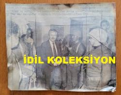 TÜRKİYE DEVRİMCİ İŞÇİ SENDİKALARI KONFEDERASYONU (DİSK) ESKİ GENEL BAŞKANLARINDAN SENDİKACI ABDULLAH BAŞTÜRK'ÜN ORİJİNAL BÜYÜK BOY AJANS BASIN FOTOĞRAFI - 25 x 20 cm EBADINDA - ABDULLAH BAŞTÜRK'ÜN ASKERLERİN ARASINDA KONTROL ALTINDA TUTULDUĞU ANLARDAN BİR KARE, İNGİLİZCE AJANS METNİ İLE. 12 EYLÜL SONRASI SÜREÇTE ABDULLAH ÖZTÜRK ve 51 DİSK YÖNETİCİSİNİN İDAMLARININ İSTENDİĞİ DURUŞMA. 26 HAZİRAN 1981