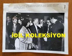 TÜRKİYE DEVRİMCİ İŞÇİ SENDİKALARI KONFEDERASYONU (DİSK) ESKİ GENEL BAŞKANLARINDAN SENDİKACI ABDULLAH BAŞTÜRK'ÜN ORİJİNAL BÜYÜK BOY AJANS BASIN FOTOĞRAFI - 24 x 18 cm EBADINDA - ABDULLAH BAŞTÜRK, DİSK'İN KAPATILMASI SONRASINDA EŞİ AYTEN BAŞTÜRK'LE BRÜKSEL'DEN DÖNDÜĞÜ GÜN HAVA LİMANINDA FEHMİ IŞIKLAR ve DOSTLARI TARAFINDAN KARŞILANDIĞI ANLARDAN BİR KARE 1986... (FEHMİ IŞIKLAR, ABDULLAH BAŞTÜRK'ÜN SADIK BİR DAVA DOSTU, YOLDAŞIDIR. 1970'LERDEN VEFAT ETTİĞİ 1991'E DEK YANINDA OLMUŞ, CENAZESİNDE EN BAŞ SIRADA TABUTUNU OMUZLAMIŞTIR)