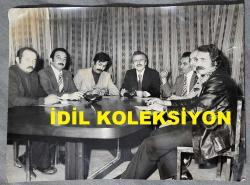 TÜRKİYE DEVRİMCİ İŞÇİ SENDİKALARI KONFEDERASYONU (DİSK) ESKİ GENEL BAŞKANLARINDAN SENDİKACI ABDULLAH BAŞTÜRK'ÜN ORİJİNAL BÜYÜK BOY FOTOĞRAFI - 24 x 18 cm EBADINDA - ABDULLAH BAŞTÜRK, DİSK YÖNETİM KURULU ÜYELERİ MUSTAFA AKTOLGALI, MUKBİL ZIRTILOĞLU, FEHMİ IŞIKLAR (GENEL SEKRETER), RIZA GÜVEN, KEMAL NEBİOĞLU ve TUNCER KOCAMANOĞLU İLE TOPLANTI HALİNDEYKEN ÇEKİLMİŞ BİR KARE... BÜYÜK BOY NET KALİTEDE BİR BASKI. ÖZEL ARŞİV. 22 MART 1978