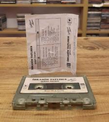 İBRAHİM TATLISES GÜLÜM BENİM GÜLÜMSE BİRAZ KASET KAĞIT BASKI (kartonette sayfa eksik)