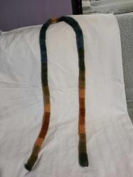 Batik iple örüldü dar uzun atkı