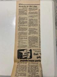 TERCÜMAN GAZETESİ KUPÜRÜ 35 x 11 cm ebatında Tek Yaprak 1980LER - TARİHTEN BUGÜNE İLHAN BARDAKÇI KÖŞE YAZISI -İlhan Bardakçı-Mehmed-Yeni Belgeler-Birakınız Diyeyim-Yavuz Donat-Adnan Kaşıkçı-Kaya Mutlu-Kemal Sunalp-Necdet Calp-Turgut Özal-Ali Bozer-tarihten bugüne-MEHMED’İN GİZLİ BELGESİ-YENİ BELGELER-BIRAKINIZ DİYEYİM-MERSİN’DE BİR FLÖRT OLAYI-SEÇİME DOĞRU-PEŞİNDE KOŞAN PARTİ