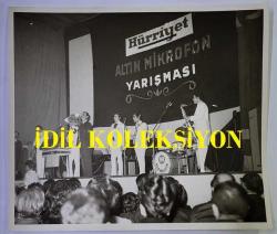 HÜRRİYET 1967 ALTIN MİKROFON YARIŞMASI ORİJİNAL BÜYÜK BOY FOTOĞRAFI - 21 x 18 cm EBADINDA - 1967, MAVİ ÇOCUKLAR ORKESTRASININ YARIŞMADA SAHNE ALDIĞI ANLARDA ÇEKİLMİŞ BİR KARE... ÖZEL ARŞİV!