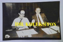 MELİH KİBAR'IN ORİJİNAL AJANS-BASIN FOTOĞRAFI - 18 x 12 cm EBADINDA - 1984 POLONYA SOPOT MÜZİK FESTİVALİ'NE GİTMEK ÜZERE OLAN COŞKUN DEMİR ve MELİH KİBAR BASIN TOPLANTISI DÜZENLERKEN ÇEKİLMİŞ BİR KARE. 31 TEMMUZ 1984