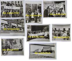 1968 ALTIN MİKROFON KERVANI'NIN ORİJİNAL BÜYÜK BOY 8'Lİ FOTOĞRAF SETİ - 24 x 18 cm EBADINDA - 1968 ALTIN MİKROFON YARIŞMASI FİNALİSTLERİNİN (MOĞOLLAR - CAHİT BERKAY DA DAHİL) KONSERLERE ULUSOY OTOBÜSÜYLE GİTTİKLERİ SÜREÇTE ÇEKİLMİŞ 8 FARKLI KARE. KERVAN, ADANA'DAN URFA'YA GİDERKEN GAVURDAĞI'NIN TEPESİNDE ALMAN PINARI KÖYÜ'NDE MOLA VERİRKEN, TANINMIŞ İŞ ADAMLARINDAN ŞEHMUZ TATLICI'NIN BELEDİYE BAŞKANI NEJAT CEMİLOĞLU İLE DİYARBAKIR'IN TARİHİ KÖŞKÜ'NDE TERASTA TERTİP ETTİĞİ ''HOŞ GELDİNİZ'' SÜRPRİZİNDE YEMEK YENİRKEN... 1968. ÖZEL ARŞİV