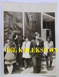 1968 ALTIN MİKROFON KERVANI'NIN ORİJİNAL BÜYÜK BOY 8'Lİ FOTOĞRAF SETİ - 24 x 18 cm EBADINDA - 1968 ALTIN MİKROFON YARIŞMASI FİNALİSTLERİNİN (MOĞOLLAR - CAHİT BERKAY DA DAHİL) KONSERLERE ULUSOY OTOBÜSÜYLE GİTTİKLERİ SÜREÇTE ÇEKİLMİŞ 8 FARKLI KARE. KERVAN, ADANA'DAN URFA'YA GİDERKEN GAVURDAĞI'NIN TEPESİNDE ALMAN PINARI KÖYÜ'NDE MOLA VERİRKEN, TANINMIŞ İŞ ADAMLARINDAN ŞEHMUZ TATLICI'NIN BELEDİYE BAŞKANI NEJAT CEMİLOĞLU İLE DİYARBAKIR'IN TARİHİ KÖŞKÜ'NDE TERASTA TERTİP ETTİĞİ ''HOŞ GELDİNİZ'' SÜRPRİZİNDE YEMEK YENİRKEN... 1968. ÖZEL ARŞİV