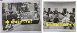 1968 ALTIN MİKROFON KERVANI'NIN ORİJİNAL BÜYÜK BOY 8'Lİ FOTOĞRAF SETİ - 24 x 18 cm EBADINDA - 1968 ALTIN MİKROFON YARIŞMASI FİNALİSTLERİNİN (MOĞOLLAR - CAHİT BERKAY DA DAHİL) KONSERLERE ULUSOY OTOBÜSÜYLE GİTTİKLERİ SÜREÇTE ÇEKİLMİŞ 8 FARKLI KARE. KERVAN, ADANA'DAN URFA'YA GİDERKEN GAVURDAĞI'NIN TEPESİNDE ALMAN PINARI KÖYÜ'NDE MOLA VERİRKEN, TANINMIŞ İŞ ADAMLARINDAN ŞEHMUZ TATLICI'NIN BELEDİYE BAŞKANI NEJAT CEMİLOĞLU İLE DİYARBAKIR'IN TARİHİ KÖŞKÜ'NDE TERASTA TERTİP ETTİĞİ ''HOŞ GELDİNİZ'' SÜRPRİZİNDE YEMEK YENİRKEN... 1968. ÖZEL ARŞİV