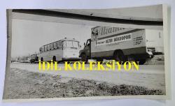 1968 ALTIN MİKROFON KERVANI'NIN ORİJİNAL BÜYÜK BOY 8'Lİ FOTOĞRAF SETİ - 24 x 18 cm EBADINDA - 1968 ALTIN MİKROFON YARIŞMASI FİNALİSTLERİNİN (MOĞOLLAR - CAHİT BERKAY DA DAHİL) KONSERLERE ULUSOY OTOBÜSÜYLE GİTTİKLERİ SÜREÇTE ÇEKİLMİŞ 8 FARKLI KARE. KERVAN, ADANA'DAN URFA'YA GİDERKEN GAVURDAĞI'NIN TEPESİNDE ALMAN PINARI KÖYÜ'NDE MOLA VERİRKEN, TANINMIŞ İŞ ADAMLARINDAN ŞEHMUZ TATLICI'NIN BELEDİYE BAŞKANI NEJAT CEMİLOĞLU İLE DİYARBAKIR'IN TARİHİ KÖŞKÜ'NDE TERASTA TERTİP ETTİĞİ ''HOŞ GELDİNİZ'' SÜRPRİZİNDE YEMEK YENİRKEN... 1968. ÖZEL ARŞİV