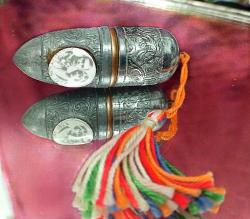 ANTİKA İNGİLİZ KRALİYET AİLESİNİN TAÇ GİYME YIL DÖNÜMÜ NEDENİYLE ÜRETİLMİŞ DİKİŞ KİTİ