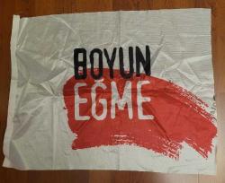 LOT.20 » BOYUN EĞME YAZILI BAYRAK. 20 - 25 SENELİK.