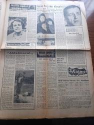 Hareket Gazetesi - Turkish Newspaper - 2 Mayıs 1963 - Kıbrıs'ta Türk ve Rumlar henüz anlaşamadılar - Kıbrıs Türkleri anayasa hükümlerinin tam tatbiki ve aile belediye kararından vazgeçilmemesini istiyor - 1 Mayıs bayramında uçurtma uçuranlar Fotoğrafı - öğrenciler kooperatif kuruyor - emlak vergisi İhdas ediliyor - sinema yıldızı Jayne Mansfield boşandı - Kruşçef ile Fidel Castro 1 Mayıs törenini yan yana izledi Fotoğrafı - Churchill politikayı bırakıyor - İstanbul Ankara Radyosu Programı - suç ortada suçlu yok yazan Adnan Veli - İstanbul sinema programı - İngiliz polisi casuslara karşı - boydan boya kırık ayna Yazan Agatha Christie Yazı Dizisi - Tekbir'in dünyası yazan Reşat Ekrem Koçu Yazı Dizisi - Dalan tırmanan hem de karada giden denizaltı - Galatasaray Demirspor'u 4 0 yendi Fotoğraf - Fenerbahçe Beşiktaş büyük maça hazırlanıyor - genç milli takım İsrail maçı için yeniden seçildi - Beşiktaş Şenol'un attığı üç gol ile Kasımpaşa engelini de rahat aştı Fotoğrafı