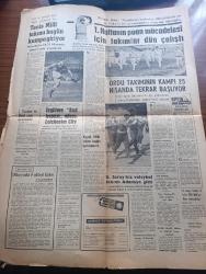 Hareket Gazetesi - Turkish Newspaper - 3 Nisan 1963 - Adalet Partisi temsilciler Meclisi çalışmaya başladı - Ragıp Gümüşpala  istifa etmem bahis konusu değildir diyor - İsmet İnönü CHP grubunda dedi ki karma hükümet kendi kendini savunacak kudrette - 27 Mayıs bayramı mecliste - ispir'de iki bin kişi adliye binasını taşladı - Rauf Denktaş makarios anayasayı bozuyor dedi - Sovyetler Ay'a istasyon yolladı - eski başbakanlardan Recep Peker anıldı - sakız çiğniyoruz yazan Adnan Veli  - İstanbul Ankara Radyosu Programı - Mussolini'yi nasıl kaçırdım anlatan Otto Skorzeny yazı dizisi - boydan boya kırık ayna Yazan Agatha Christie Yazı Dizisi - Tekbir'in dünyası yazan Reşat Ekrem Koçu Yazı Dizisi - müzik yazan Fikri Çiçekoğlu - Barzani'nin temsilcileri Bağdattalar - Galatasaray antrenörü Gündüz Kılıç kendimizi seyirciye alkışlatacağız dedi fotoğraf - İngiltere kral kupası adayı Leicester City - tenis milli takımı bugün kampa giriyor - Ordu takımının kampı 25 Nisan'da tekrar başlıyor