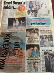 HAFTA SONU DERGİ - GAZETESİ DOĞUM GÜNÜ HEDİYESİ (TURKİSH MAGAZINE - NEWSPAPER) - TAM TAKIM 14 SAYFADIR - 4 TEMMUZ 1986 - Sayı:27 -Emel Sayın-Ahu Tuğba-Adnan Hoca-Ajda Pekkan-Müjde Ar-Aysel Gürel-Ali Bars-Banu Alkan-Serpil Çakmaklı-Oğuz Beydoğanoğlu-Mehlika Kenter-Mine Mutlu-Güngör Bayrakçı-Derya Tuna-İlhan İrem-Yavuz Çuhacı-Recep Kaymak-Semra Alper-Feza Tok-Coşkun Sabah-Belgin Doruk-Kartal Kaan-Çarliston Cengiz-Küçük Sezer-Oya Demir-Banu Alkan-Bülent Ersoy-Aysel Gürel-Sibel Turnagöl-Mesut Yılmaz-Ajda Pekkan-Ali Bars-Oğuz İslamoğlu-Levent Çebi-Zeki Başeskioğlu-Derya Arbaş-Fevzi Tuna-Emel Bayrutlu-Ahouri Berichi-Ayşegül aldinç-Onur erol-Emel Müftüoğlu-Dansöz Sibel Can-Semra Özal-Gönül Balkan-Reyhan Altan-Zeynep ekren-Asım ekren-Nuran kutlubay-Zeynep Bilge-Fatma Karaca-Tendü Koşal-Sevim Canbaz-Gülen Bircan-Necla Erol-Canan Kumbasar-Şengül Karaca-Aytaç Kardüz Ülgen-Zeynep Eren-Nil Burak-Sibel Can-Emel Müftüoğlu-Ayşegül Aldin-Erdal İpekşen