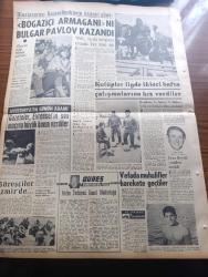 Halka ve Olaylara Tercüman Gazetesi - Turkish Newspaper - 15 Eylül 1966 - Cemal Gürsel Dün vefat etti fotoğraf - 4. Cumhurbaşkanı hastalığının 294. Günü ruhunu teslim etti - Melahat Gürsel vasiyeti yok dedi Cevdet Sunay Selefine Allah'tan rahmet diledi - Cemal Gürsel'in hayatını Gürsel anlatıyor - Süleyman Demirel ölüm haberini halka hitap ederken duydu ve Ege gezisini kesti - Parti liderleri  Gürsel ailesine ve millete başsağlığı dilediler  - Adnan Menderes Fatin Rüştü Zorlu ve Hasan Polatkan için mevlit okunacak - sihirbaz mandrake çizen Falk Davis - katerina'nın gözyaşları yazan Murat Sertoğlu - Dar gelirli vatandaşlar için ideal şehir Kütahya - Aşık dertli yazan Ali Rıza Alp çizen Şahap Ayhan - Yunan başbakanı Stefanopulos Türkiye'ye bedel verilecek dedi - uluslararası konkurhipiklerin birinci günü - Boğaziçi armağanını Bulgar Pavlov kazandı - Kemal Öncü fotoğraf - Muhammed Ali Clay'in sağ bileği çatlak - Beşiktaş Galatasaray Fenerbahçe Vefa Ve Feriköy dün çalıştılar