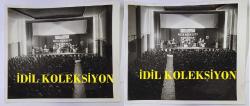1967 HÜRRİYET ALTIN MİKROFON YARIŞMASI ANADOLU TURU ORİJİNAL BÜYÜK BOY 2'Lİ FOTOĞRAF SETİ - 21 x 18 cm EBADINDA - 1967 ALTIN MİKROFON YARIŞMASI ANKARA KONSERİNDE SELÇUK ALAGÖZ SAHNE ALDIĞI SIRADA SALON İÇİNDEN ÇEKİLMİŞ 2 KARE.