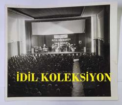 1967 HÜRRİYET ALTIN MİKROFON YARIŞMASI ANADOLU TURU ORİJİNAL BÜYÜK BOY 2'Lİ FOTOĞRAF SETİ - 21 x 18 cm EBADINDA - 1967 ALTIN MİKROFON YARIŞMASI ANKARA KONSERİNDE SELÇUK ALAGÖZ SAHNE ALDIĞI SIRADA SALON İÇİNDEN ÇEKİLMİŞ 2 KARE.