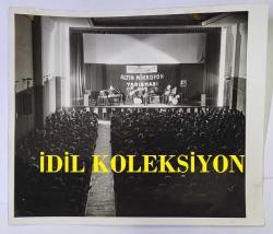 1967 HÜRRİYET ALTIN MİKROFON YARIŞMASI ANADOLU TURU ORİJİNAL BÜYÜK BOY 2'Lİ FOTOĞRAF SETİ - 21 x 18 cm EBADINDA - 1967 ALTIN MİKROFON YARIŞMASI ANKARA KONSERİNDE SELÇUK ALAGÖZ SAHNE ALDIĞI SIRADA SALON İÇİNDEN ÇEKİLMİŞ 2 KARE.