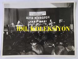 1967 HÜRRİYET ALTIN MİKROFON YARIŞMASI ANADOLU TURU ORİJİNAL BÜYÜK BOY FOTOĞRAFI - 24 x 18 cm EBADINDA - 1967 ALTIN MİKROFON YARIŞMASI ANKARA KONSERİNDE SELÇUK ALAGÖZ SAHNE ALDIĞI SIRADA SALON İÇİNDEN ÇEKİLMİŞ BİR KARE.