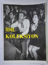 1967 HÜRRİYET ALTIN MİKROFON YARIŞMASI ANADOLU TURU ORİJİNAL BÜYÜK BOY FOTOĞRAFI - 24 x 18 cm EBADINDA - 1967 ALTIN MİKROFON YARIŞMASI ANKARA KONSERİNDE SALONDA DİNLEYİCİLERİN ALKIŞ TUTTUKLARI ANDA ÇEKİLMİŞ BİR KARE