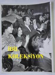 1967 HÜRRİYET ALTIN MİKROFON YARIŞMASI ANADOLU TURU ORİJİNAL BÜYÜK BOY FOTOĞRAFI - 24 x 18 cm EBADINDA - 1967 ALTIN MİKROFON YARIŞMASI ANKARA KONSERİNDE SALONDA DİNLEYİCİLERİN ALKIŞ TUTTUKLARI ANDA ÇEKİLMİŞ BİR KARE