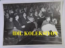 1967 HÜRRİYET ALTIN MİKROFON YARIŞMASI ANADOLU TURU ORİJİNAL BÜYÜK BOY FOTOĞRAFI - 24 x 18 cm EBADINDA - 1967 ALTIN MİKROFON YARIŞMASI ANKARA KONSERİNDE SALONDA DİNLEYİCİLERİN ve SAHNEYE ÇIKMAYA ÇALIŞAN ÇOCUKLARIN GÖRÜLDÜĞÜ ANLARDA ÇEKİLMİŞ BİR KARE